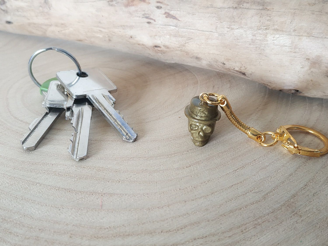 Porte-clés tête de mort bronze avec chapeau