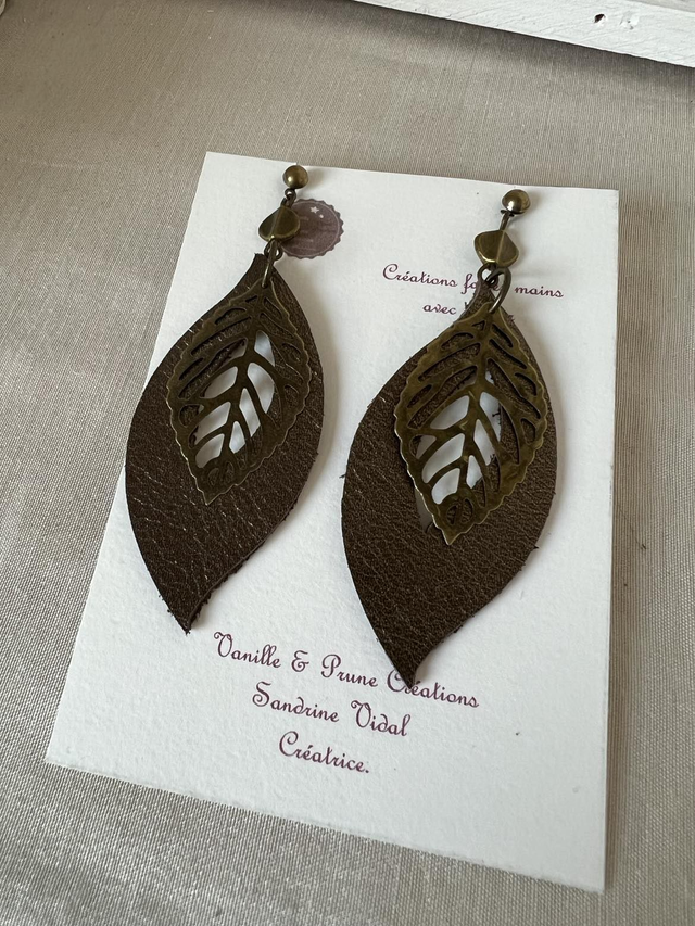 Boucles d&#039;oreilles PLUME bronze, longues feuilles évidées en cuir bronze irisé