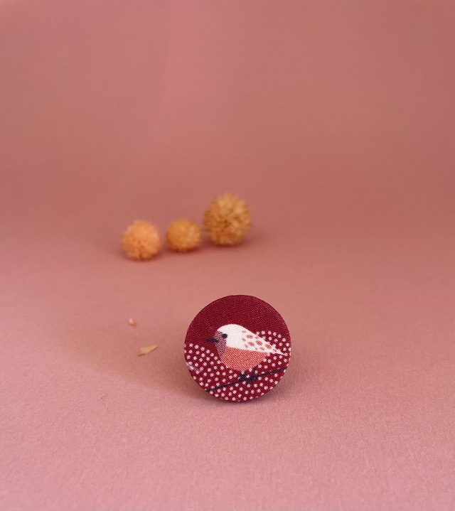 Broche ronde bordeaux oiseau en carton et tissu imprimé