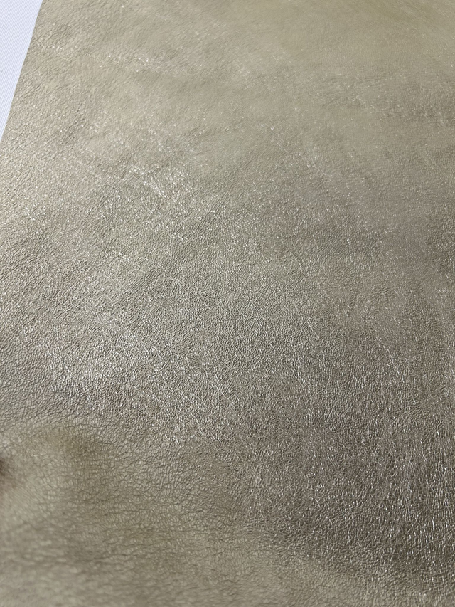 Chute de cuir de vachette doré clair