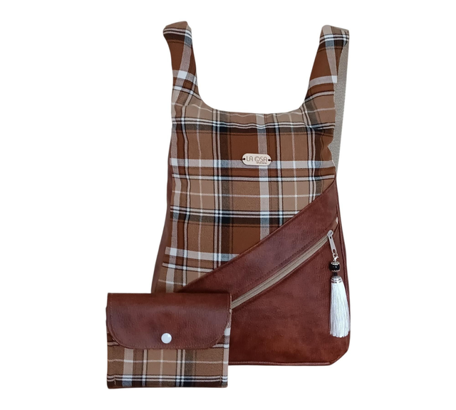 Conjunto Mochila y Cartera Escocesa con Piel Vegana Marrón – Funcionalidad y Artesanía
