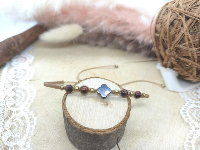 Bracelet fin marron oeil de taureau et trèfle hématite 