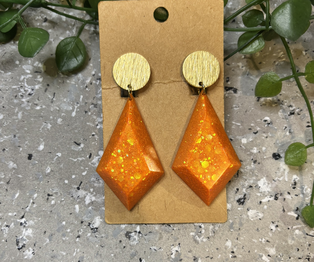 Boucles d’oreilles résine orange et dorées à paillettes 