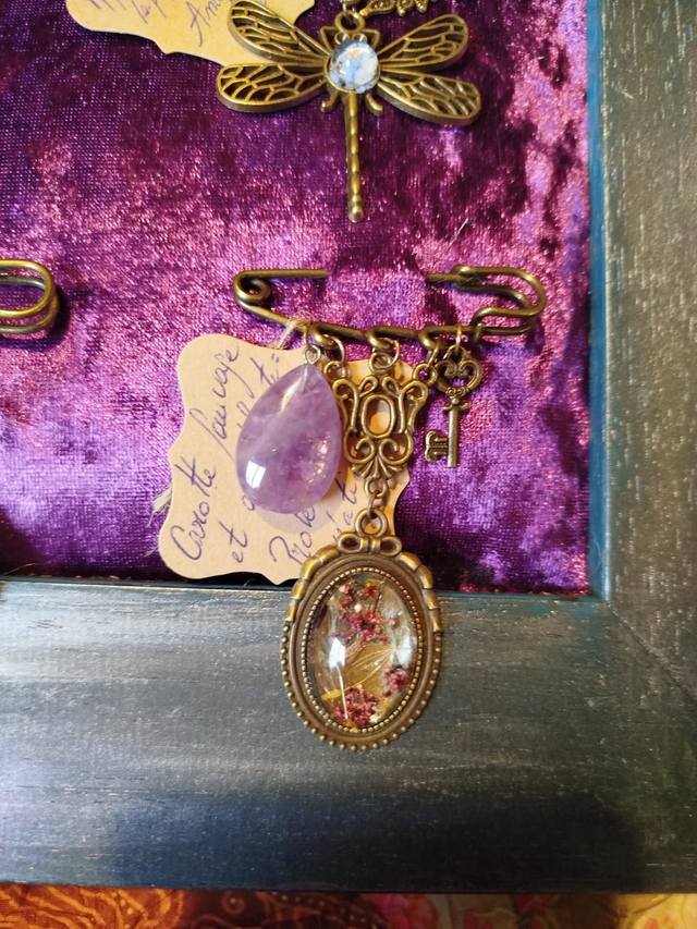 Broche protection et création améthyste 