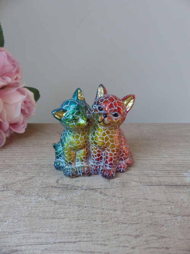 Figurine Miniature Couple de Chats Amoureux en Résine, Duo Chats Colorés Mosaïque Cadeau Collection Chats Décoration Maison Intérieur