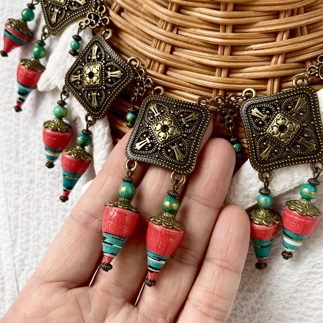 #50 Collier plastron upcycling en affiche 