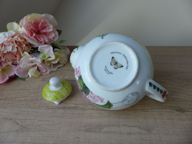 Théière en Porcelaine Anglaise – Motif Botanique Coquelicots et Papillons – Vintage Élégant pour Véranda ou Jardin d’Hiver