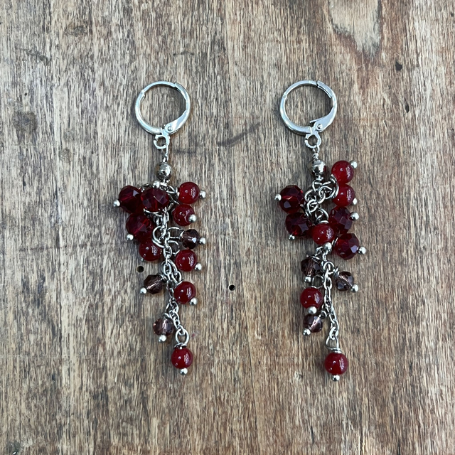 Boucles d'oreilles grappe rouge