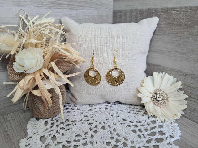 Boucles d&#039;oreilles dorées moyennes Légères Et Hypoallergénique