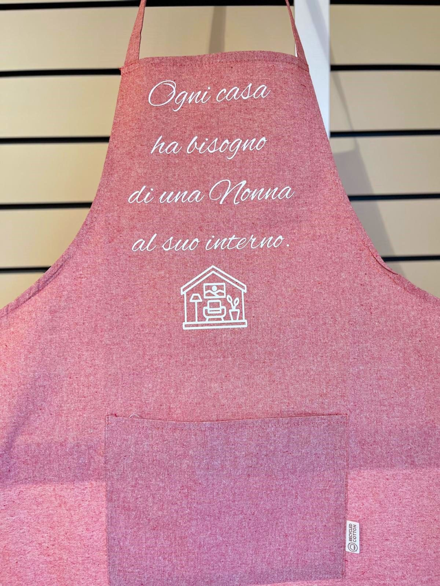 Grembiule "Ogni casa ha bisogno di una nonna al suo interno"