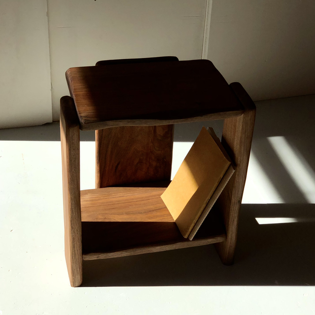 Table d’appoint en noyer