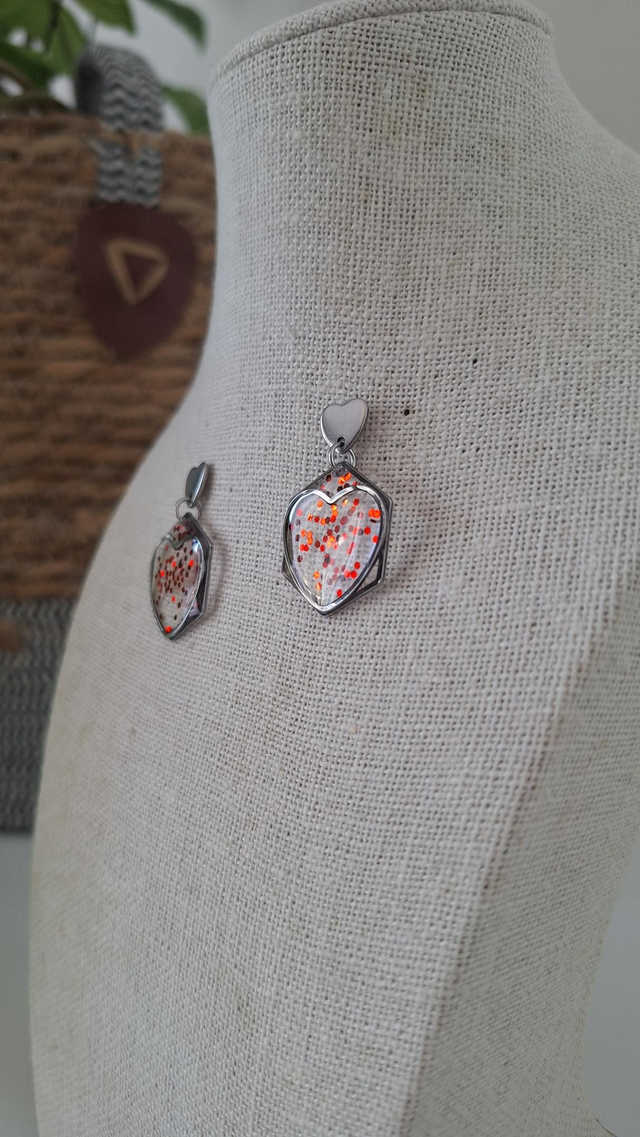 Boucles oreilles hexagonales et cœurs avec paillettes rouges 