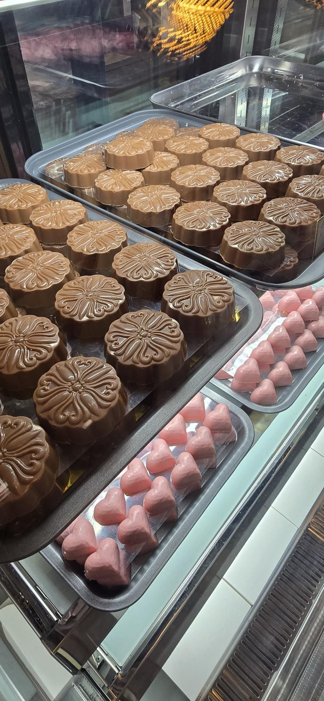 Milk chocolate bonbon with passion fruit caramel 