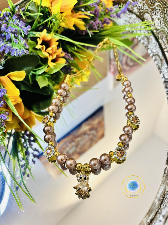 Handgemaakte Parelketting met Goudkleurige Details & Teddybedel 