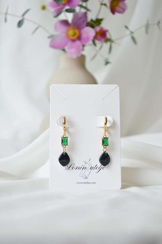 Green Elegance Kolekcija - Viseči uhani s dodatkom iz zelene cirkonije in pozlačenimi obročem