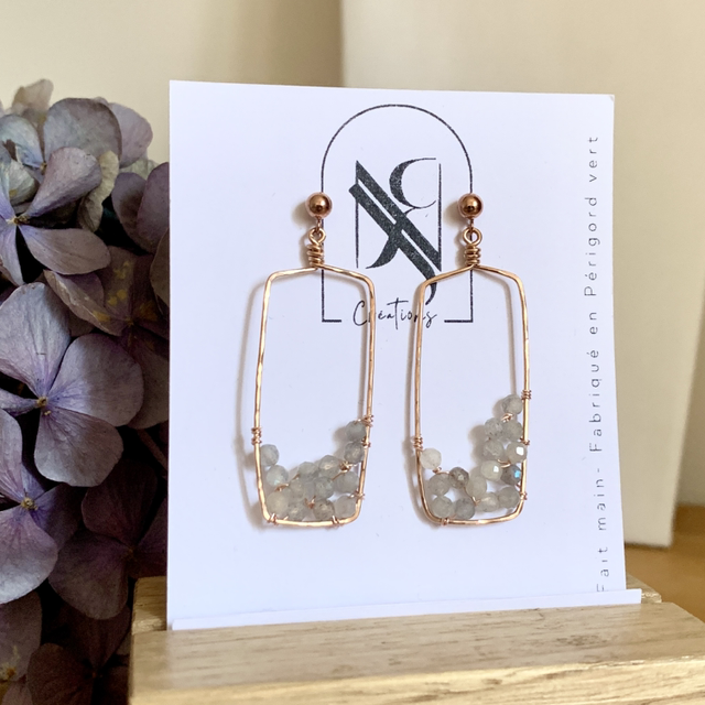 Boucles d'oreilles martelées, en or rose laminé (Goldfilled) , habillées de Labradorites naturelles