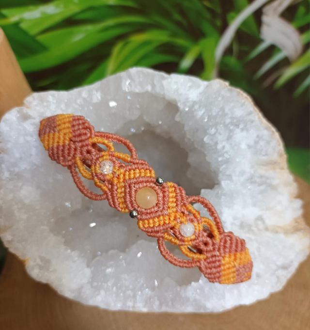 Barrette en micro-macramé et calcite orange