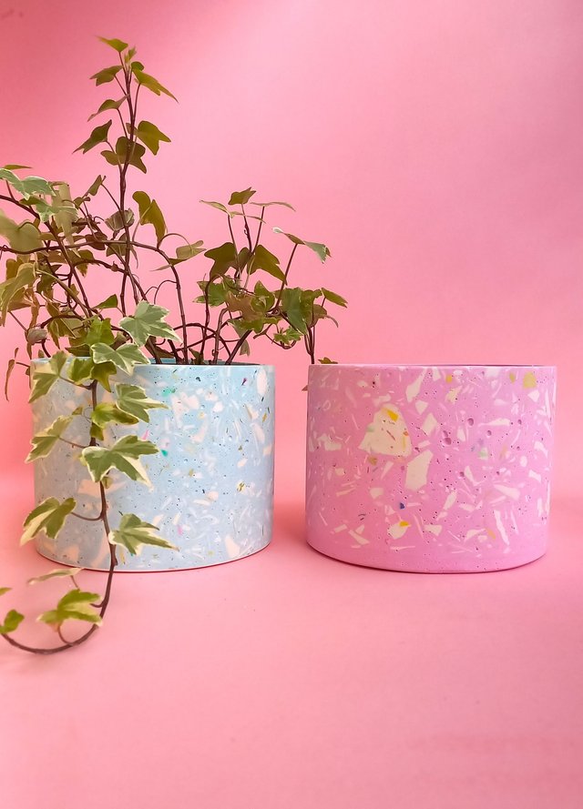 Osłonka na doniczkę, błękitna doniczka, białe lastryko