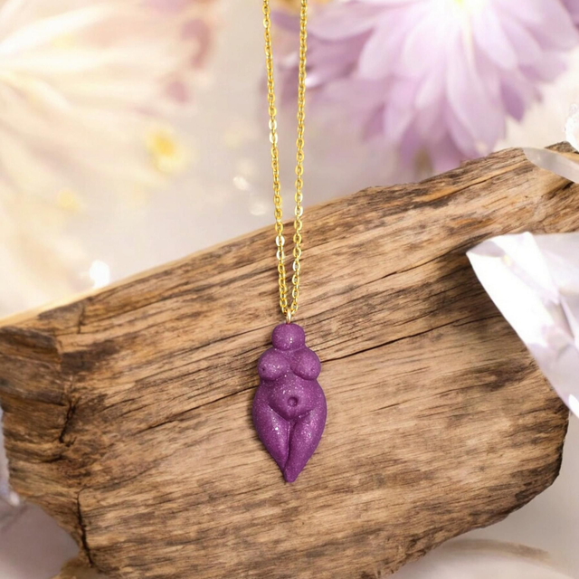 Collier Déesse Mère ( violet pailleté)
