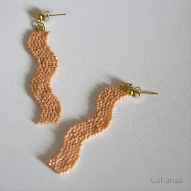 Camille, boucles d&#039;oreilles pendant vague, couleur rose pêche