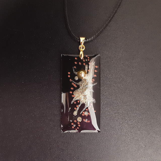 Pendentif rectangle collection vaporeux fond noir et motifs dorés points rouge et cabochon or