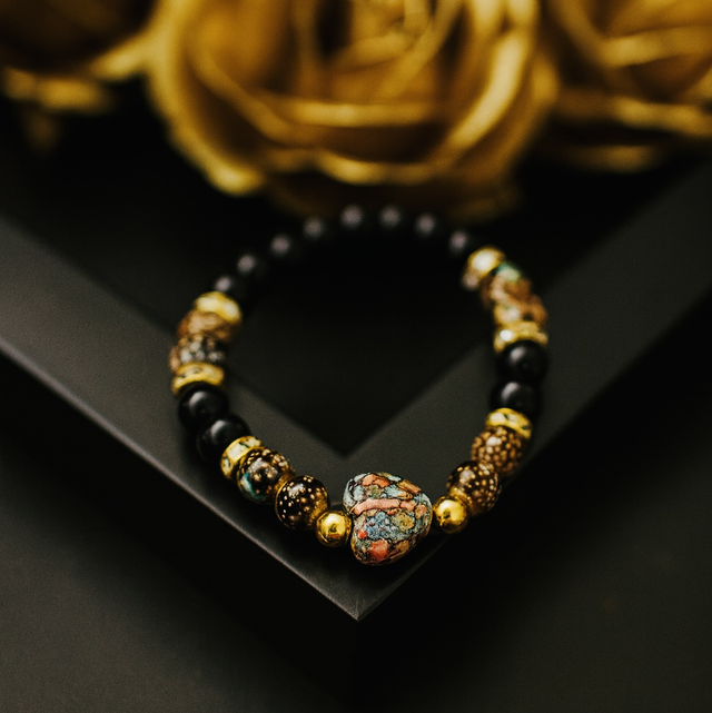 Heart of Earth Armband – Hartkraal met Natuurtinten & Onyx 
