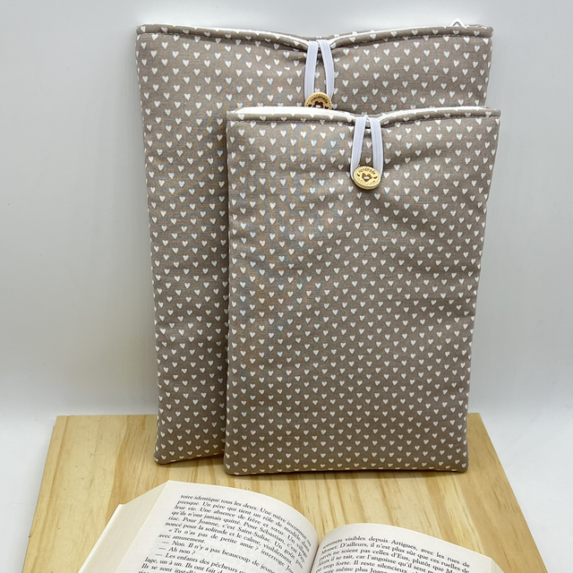 Pochette/ couvre livre petits cœurs taupe 