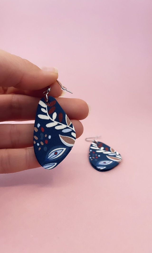 Boucles d'oreilles carton et tissu imprimé forme triangulaire, collection «la nuit fleurie » - tons bleus, bordeaux, beiges. 