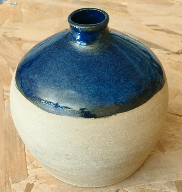⚱️ Vase boule col étroit – Terre brute &amp; émail bleu profond