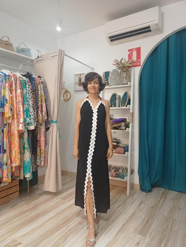 Vestido negro ribete blanco