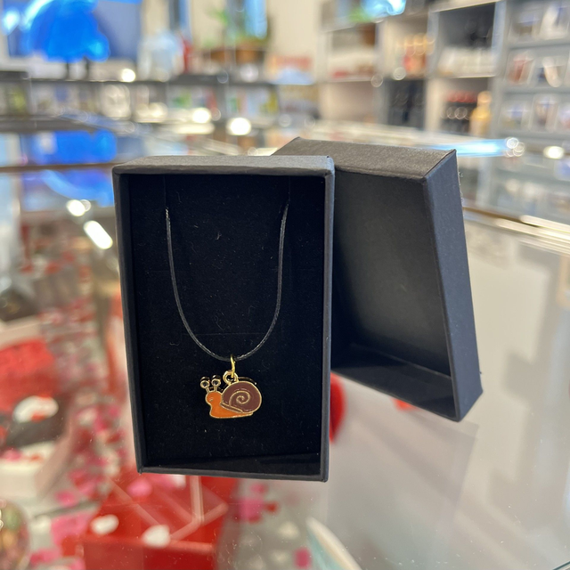 Collier escargot orange et brun