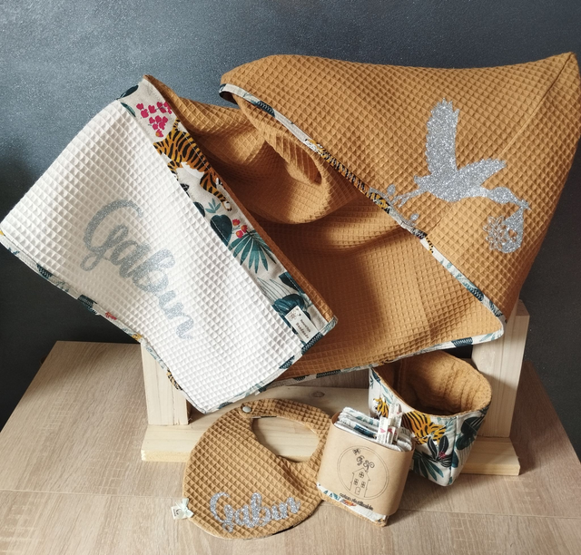 ensemble personnalisé au choix , Cape de bain +bavoir+panier de coton (sur commande)