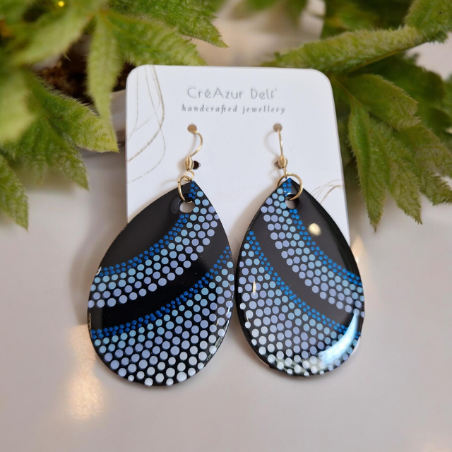 Boucles d’oreilles gouttes en bois mauve &amp; bleu– Pointillisme peint à la main