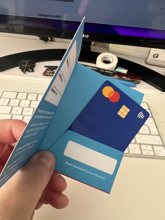 Fundas para tarjeta hotel, ejemplo foto VW 5000 unidades, troqueladas, impresas dos caras 300 gsm, montadas y listas para colocar la tarjeta.