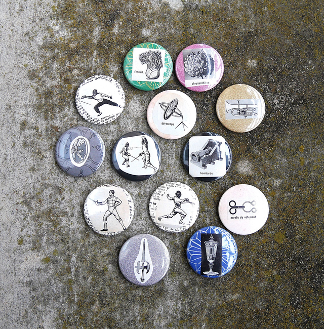 Badges 37mm de récup d'un dictionnaire Larousse de 1971 - Divers