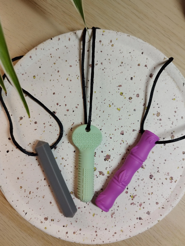 Pendentif à mastiquer en silicone, collier sensoriel et texturé machouilleurs - clé - bambou 