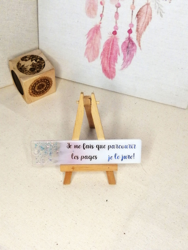 Titre : Marque-page en résine époxy avec design scintillant et citation inspirante