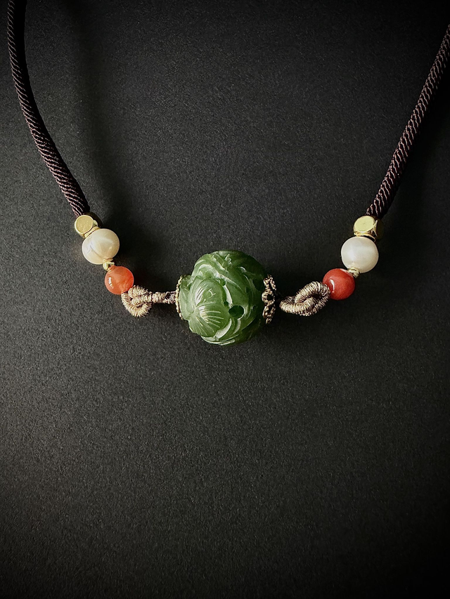 Choker en jade vert de Hetian, motif “boule brodée"