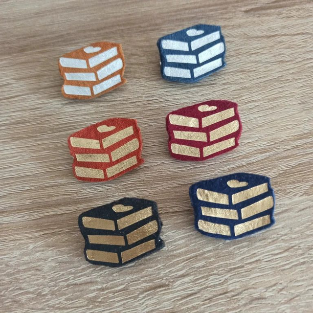Mini broche Pile à Lire