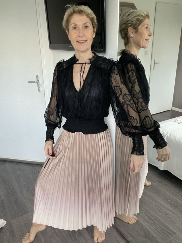 Top en dentelle noire resére en bas