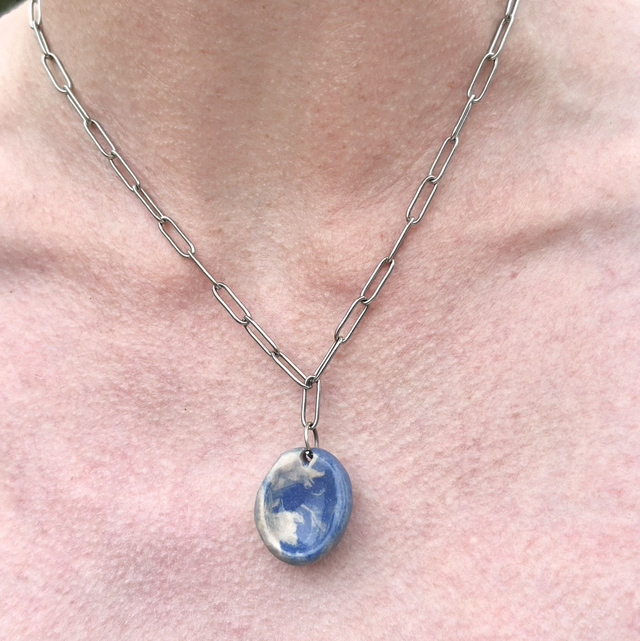 Collier “Pierre Apaisante ” en terre mêlée ciel bleu modelé à la main