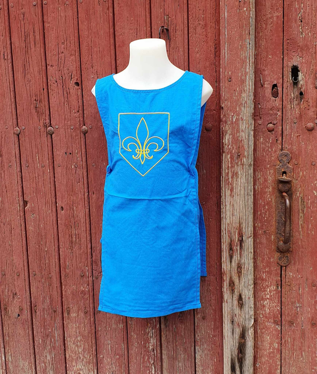 Tabard de chevalier médiéval pour enfant en coton bleu brodé fleur de lys