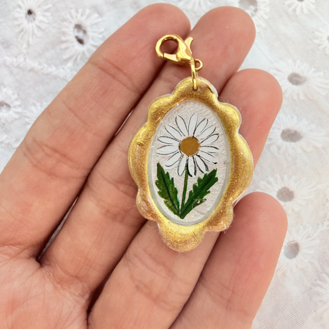 Vintage Gold Frame Daisy Flower Charm