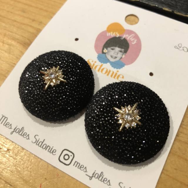 Boucles d&#039;oreilles noir pailletées avec étoile atomique 