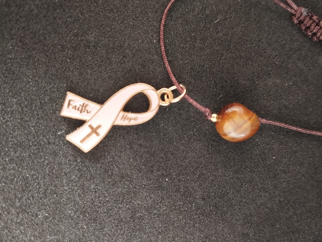 Bracelet en Œil de Tigre &amp; Breloque Octobre Rose – Fermeture Macramé