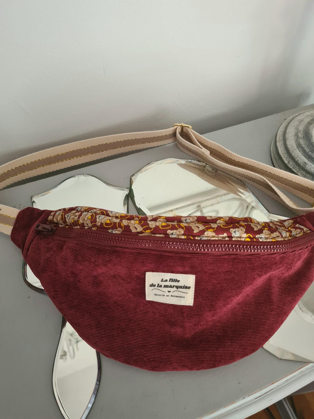 Banane "haute couture" en tissus upcyclés