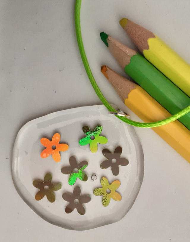 médaillon transparent et fleurs irisées vertes oranges