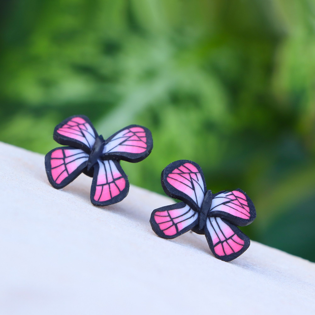 Pink-schwarze Schmetterlings-Ohrstecker aus Polymerton mit hypoallergenem Edelstahl-Stecker, handgemacht