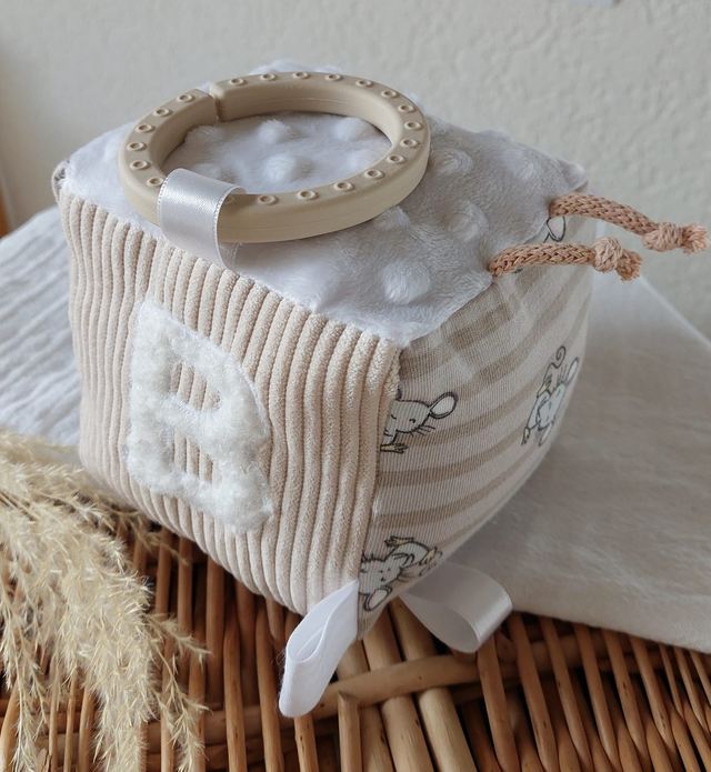 Cube d'éveil sensoriel  