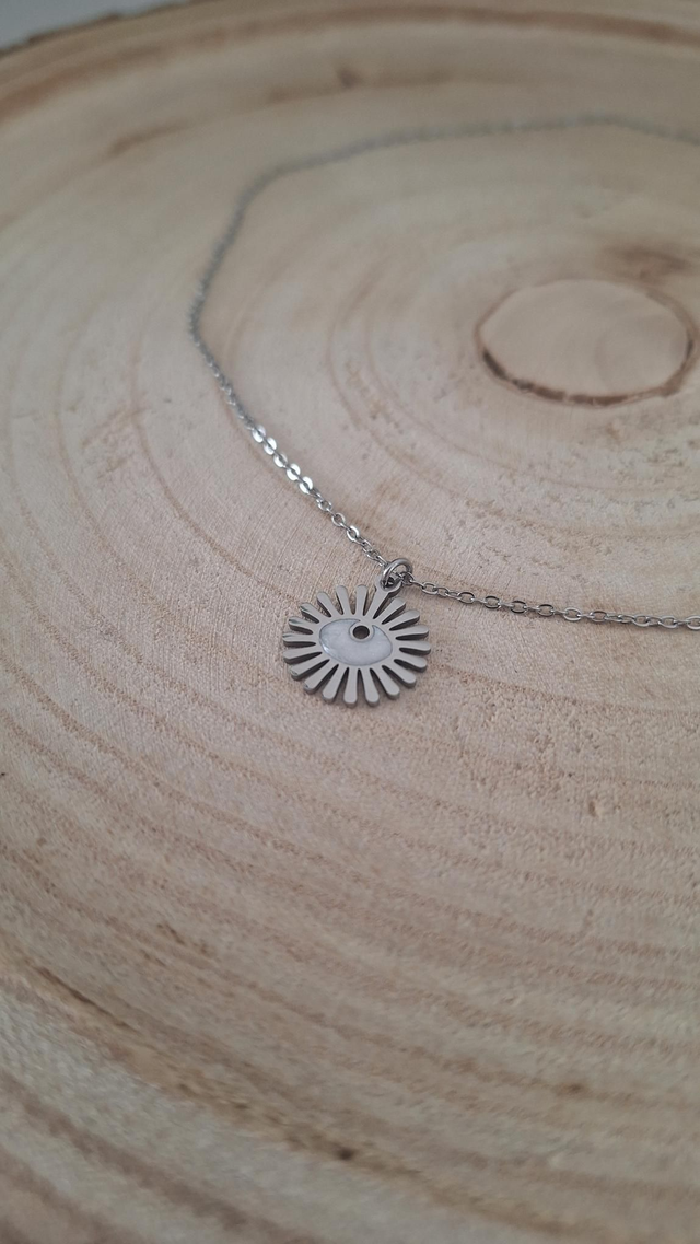 Collier argenté soleil œil blanc